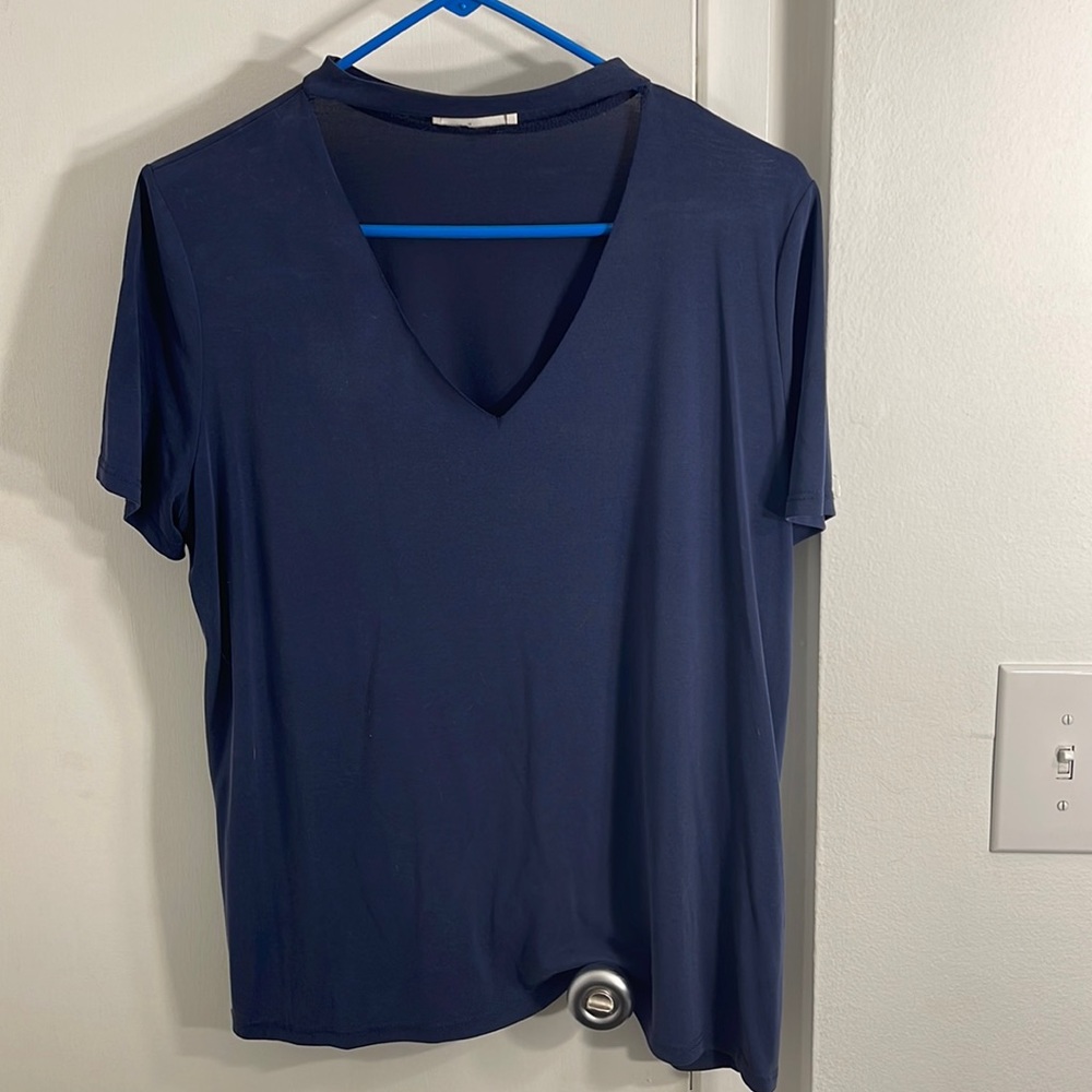 Cutout v-neck navy blue T-shirt